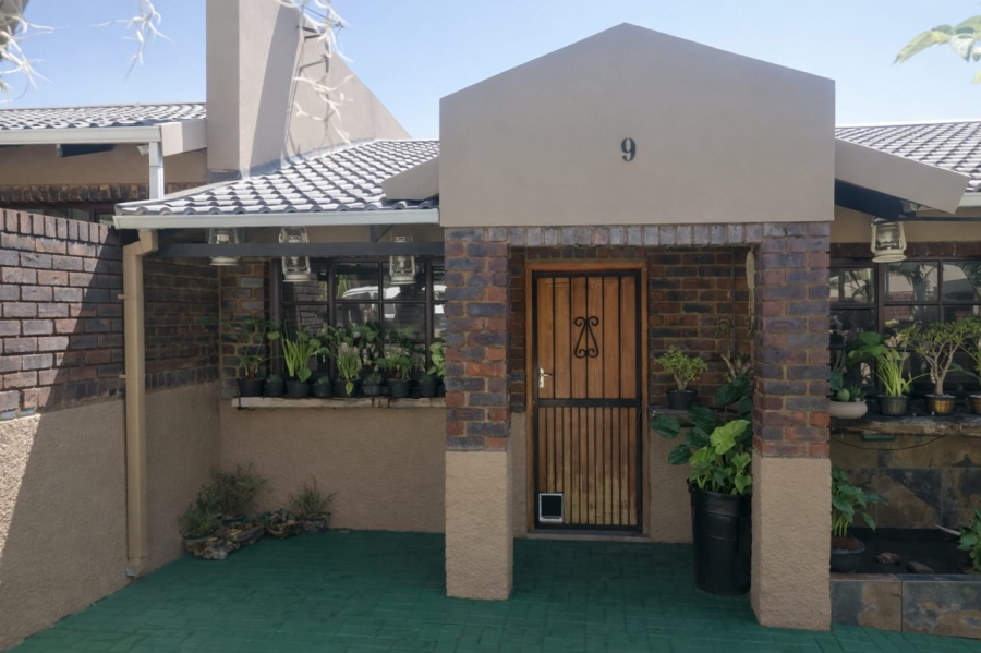 2 Bedroom Property for Sale in Geelhoutpark North West